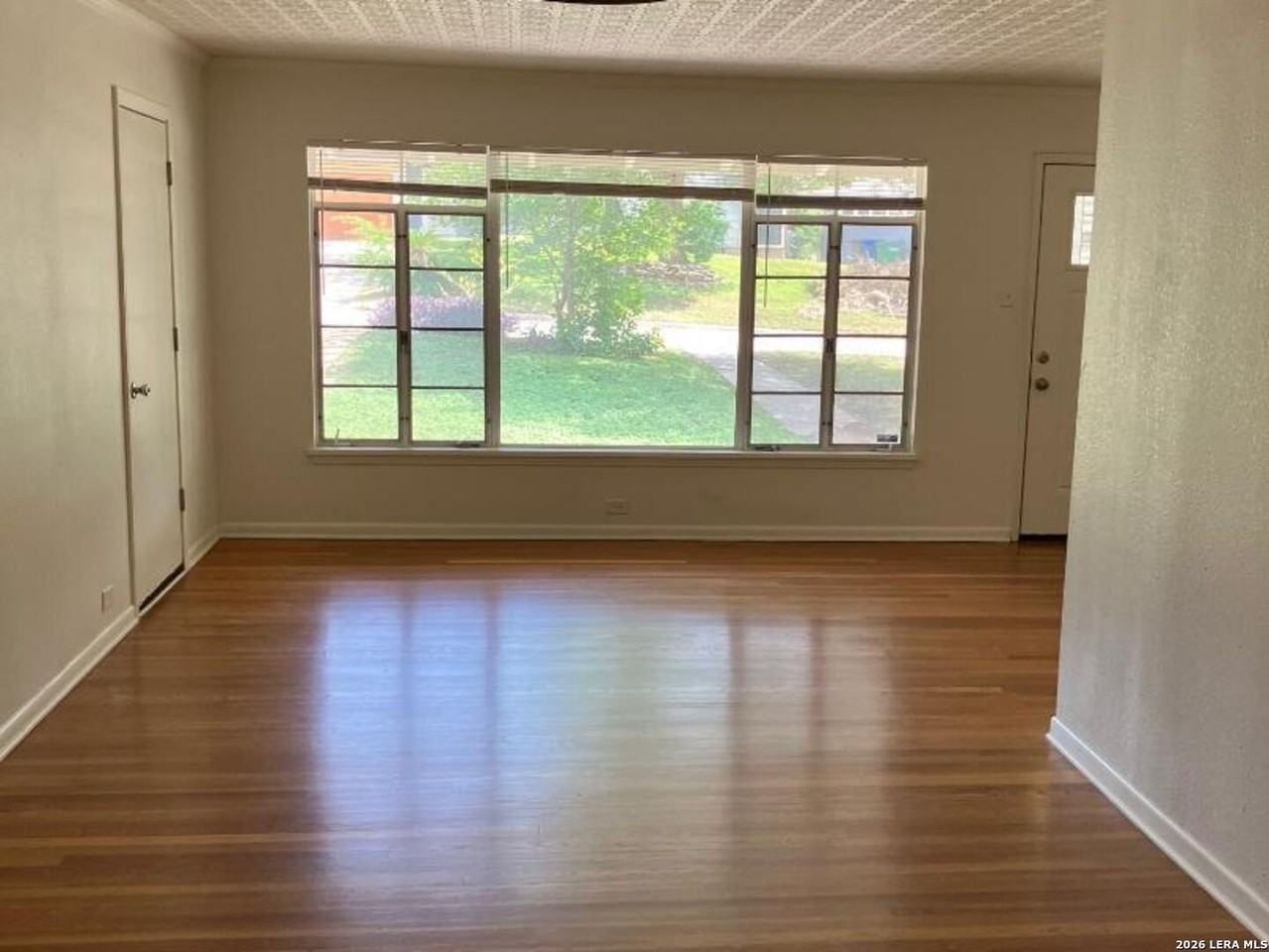 606 Blakeley Dr - Photo 3 of 20