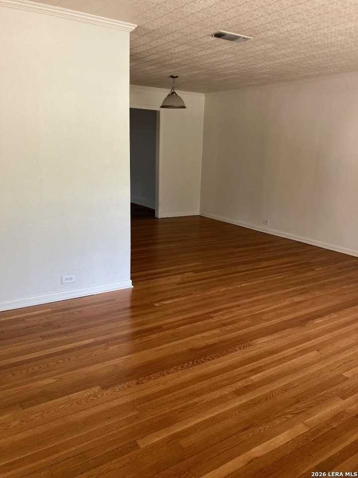 606 Blakeley Dr - Photo 4 of 20