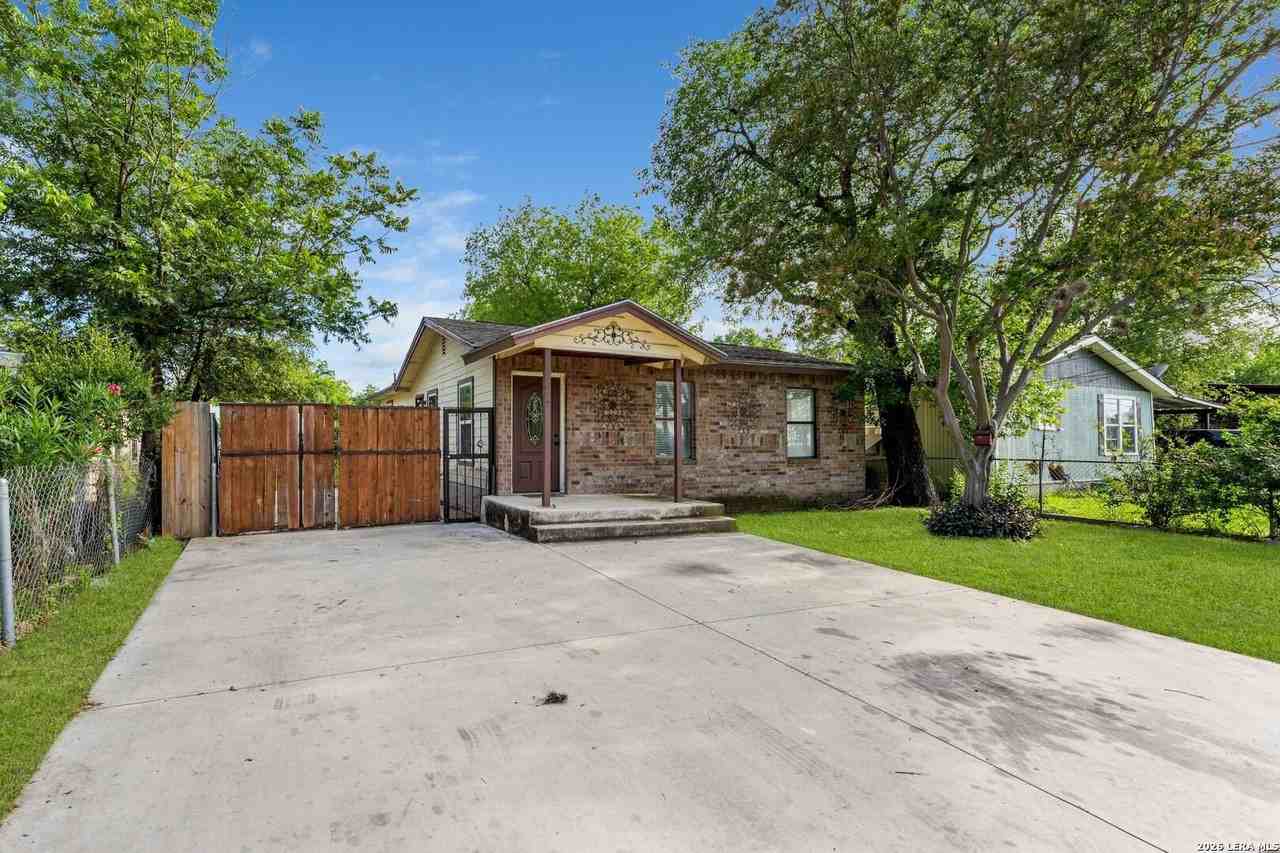 2114 Fitch St - Photo 2 of 17