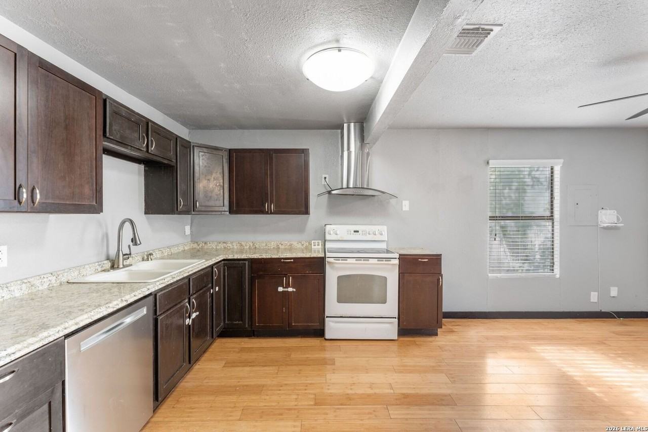 2114 Fitch St - Photo 6 of 17