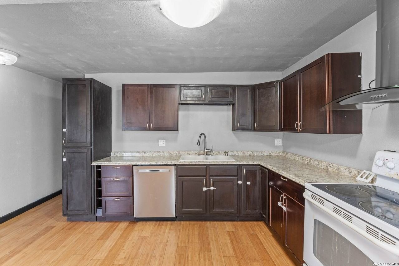 2114 Fitch St - Photo 7 of 17