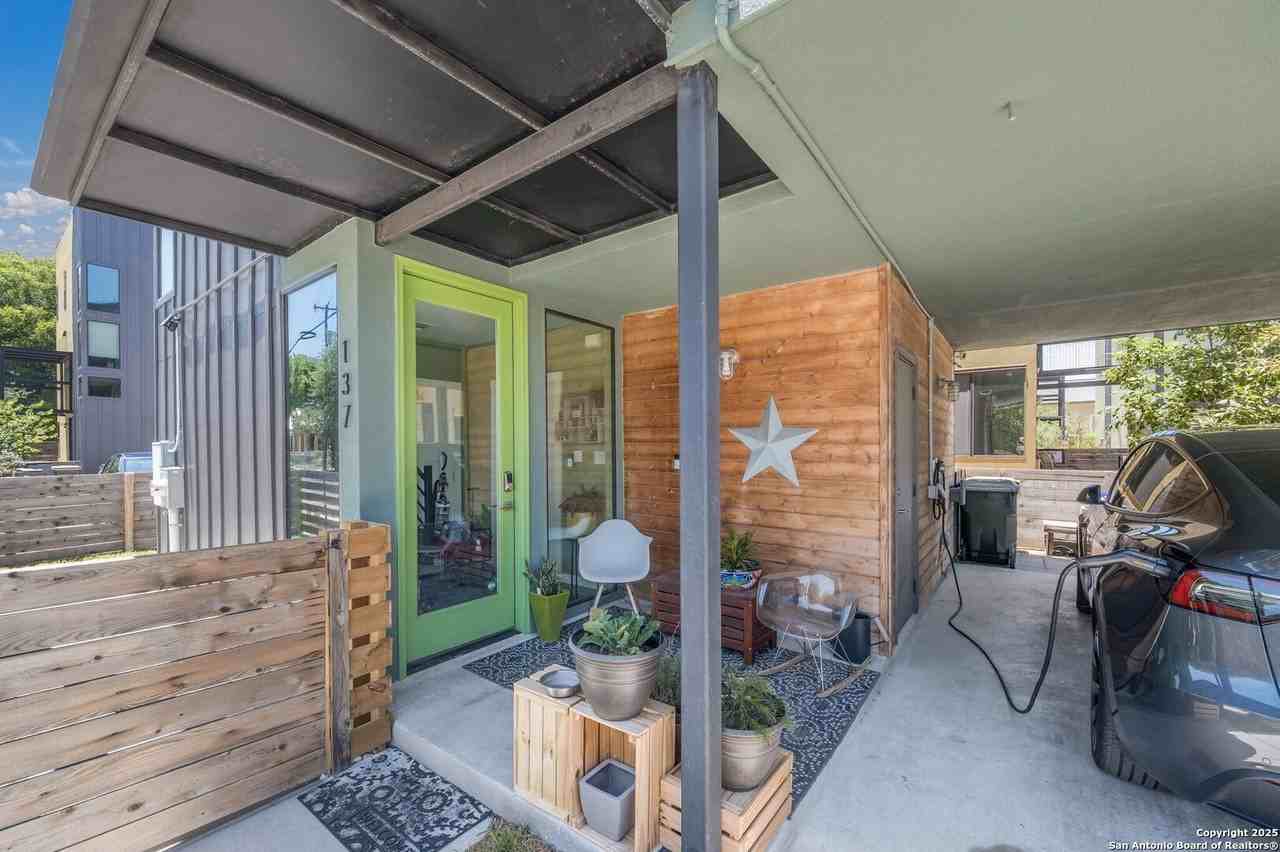 137 Lotus St - Photo 4 of 23
