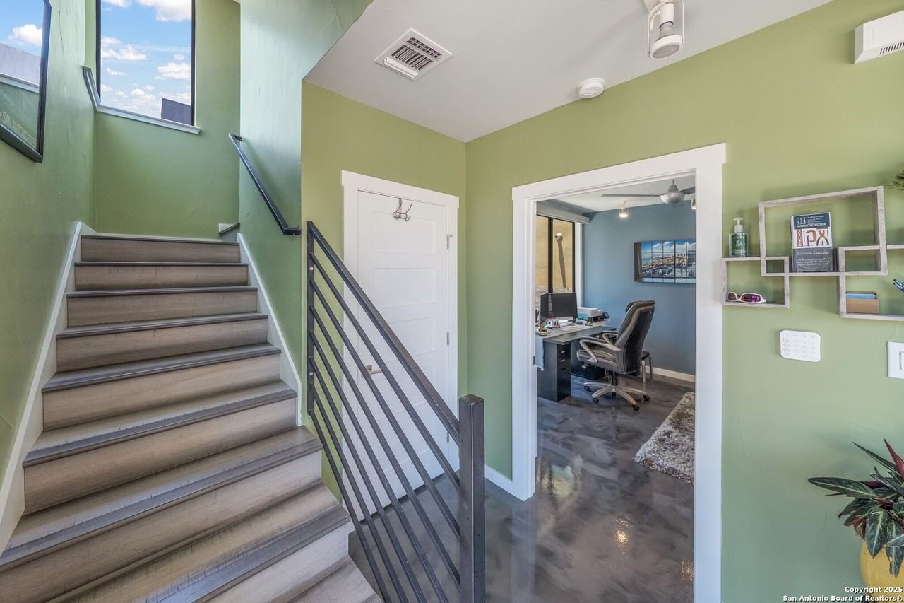 137 Lotus St - Photo 5 of 23