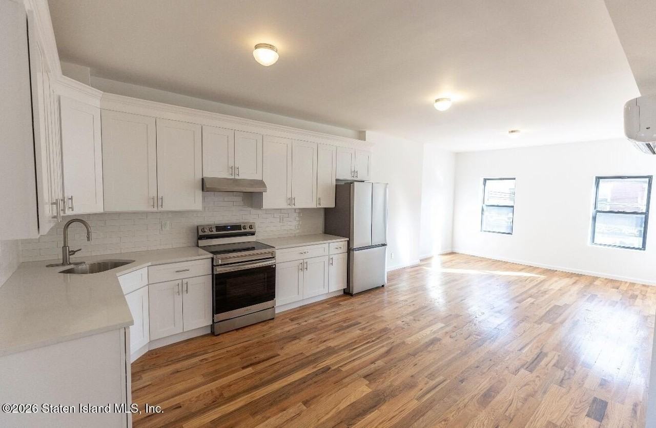 1256 Bay St #2 - Photo 3 of 10
