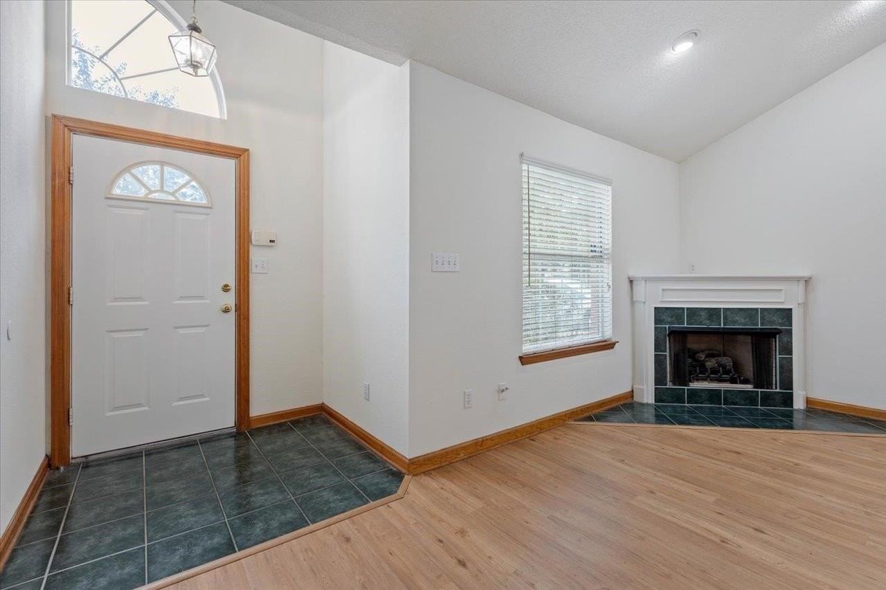 2510 Golden Park Ln - Photo 4 of 35