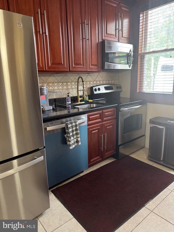 1336 Pennsylvania Ave Se - Photo 5 of 16