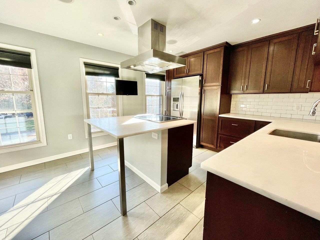 1228 C St Se - Photo 2 of 24