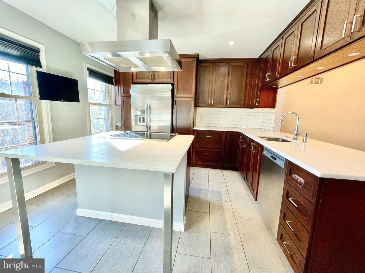 1228 C St Se - Photo 3 of 24