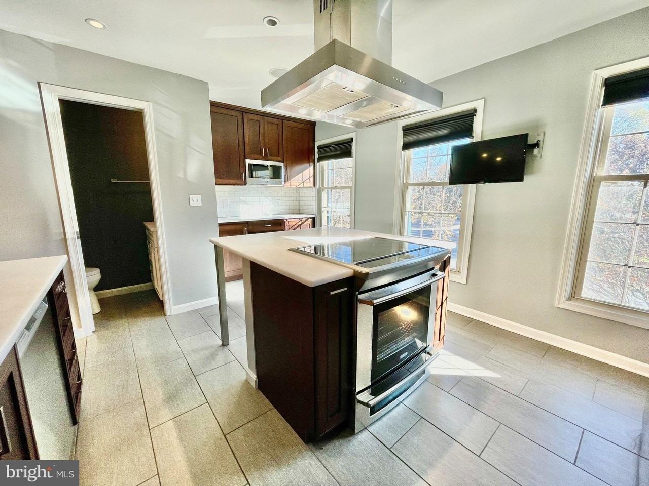 1228 C St Se - Photo 5 of 24