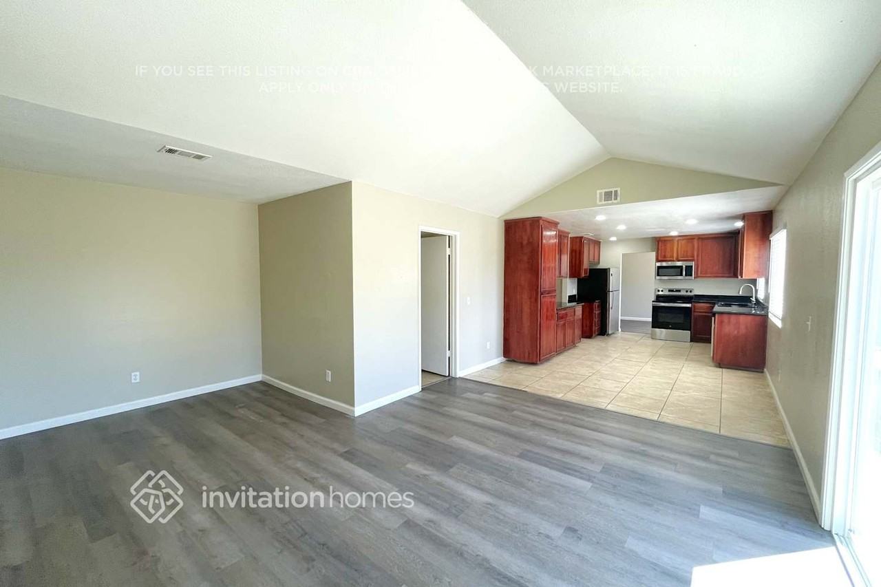 560 E Wigeon Way - Photo 4 of 18