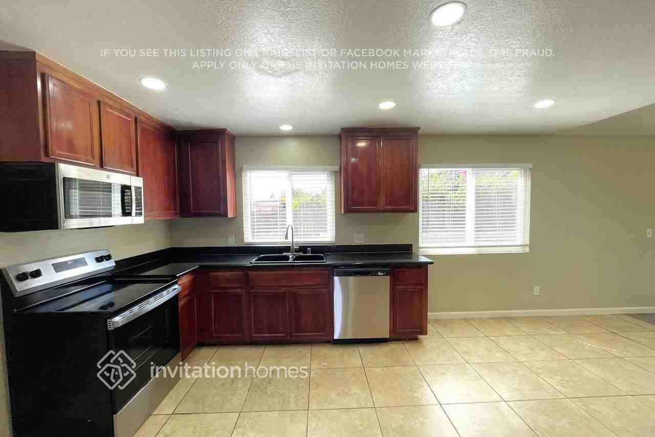 560 E Wigeon Way - Photo 6 of 18