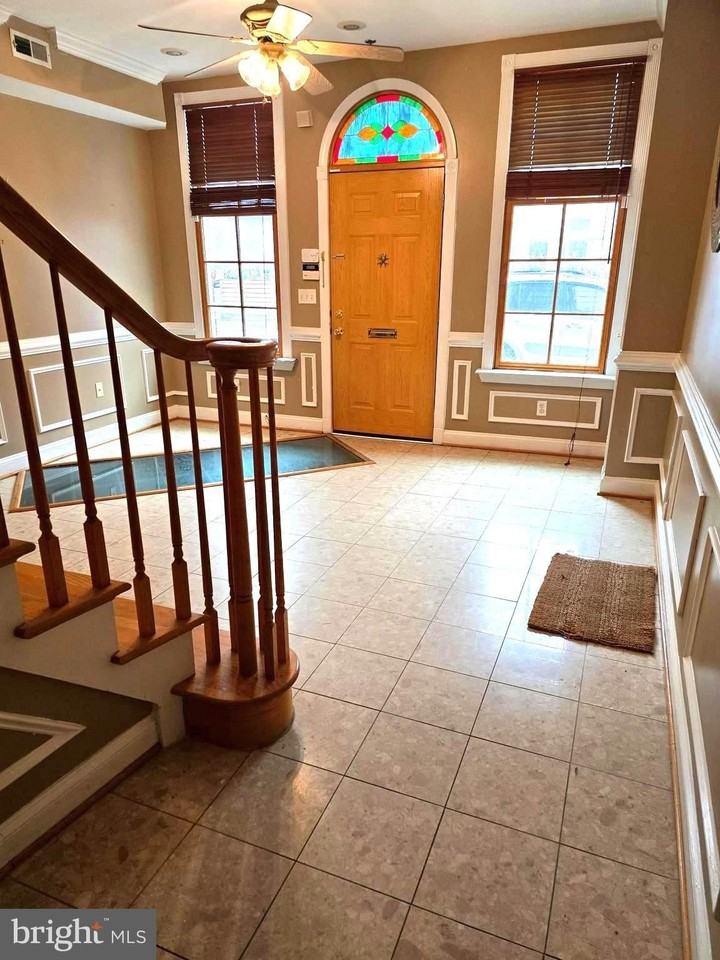 704 S Bond St - Photo 2 of 39