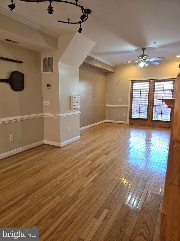 704 S Bond St - Photo 5 of 39