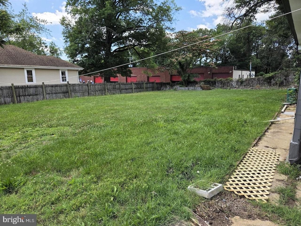 208 68th Pl - Photo 3 of 11