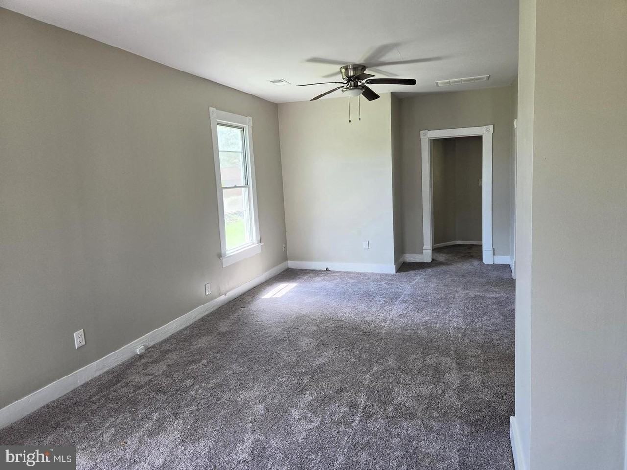 208 68th Pl - Photo 4 of 11