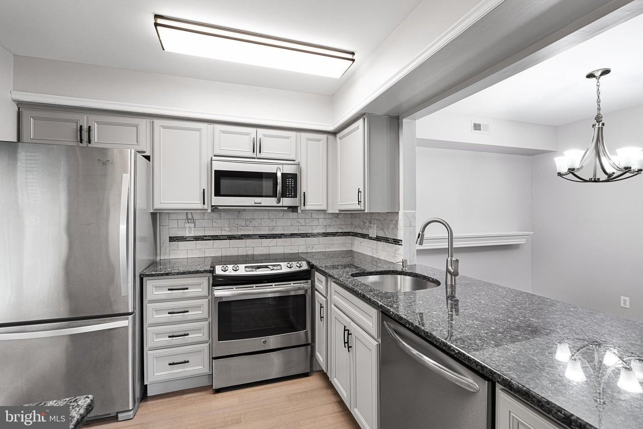 380-A Delancey Pl - Photo 7 of 22
