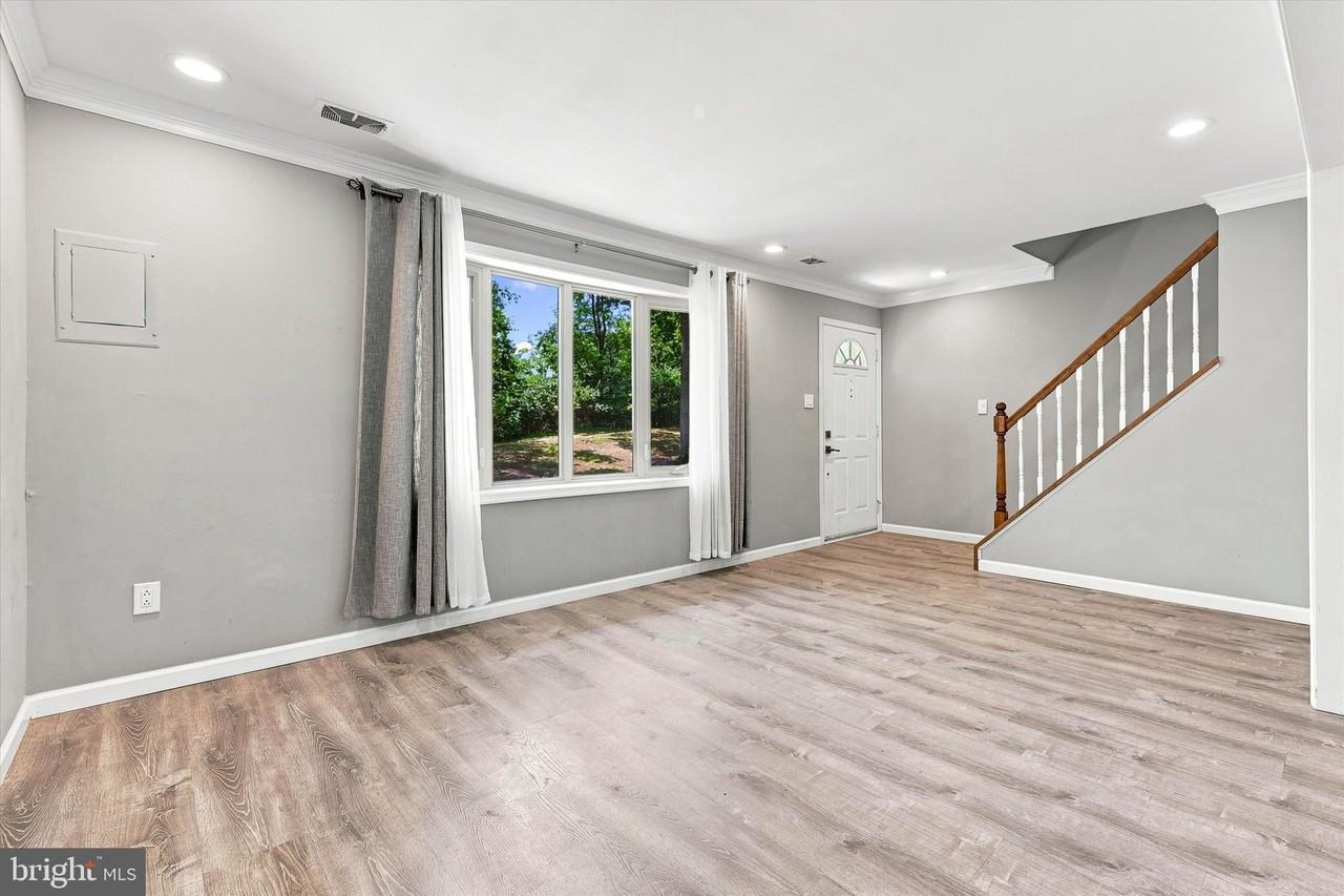 106 Woodside Cir - Photo 3 of 25