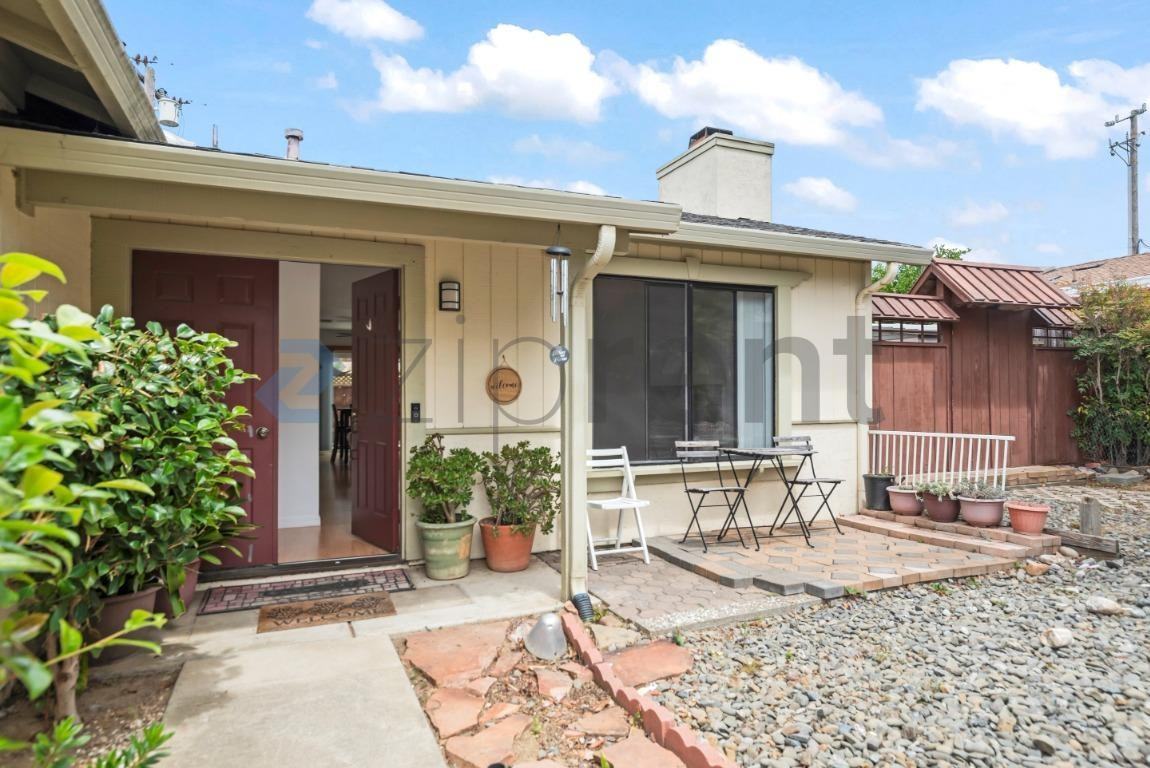 2872 Pickford Pl - Photo 4 of 27