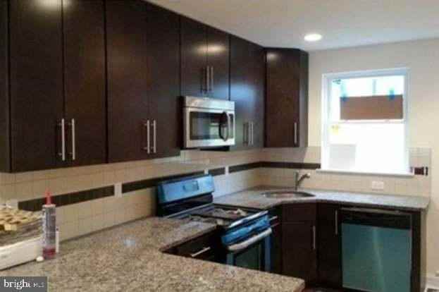 1338 S Bancroft St - Photo 3 of 10