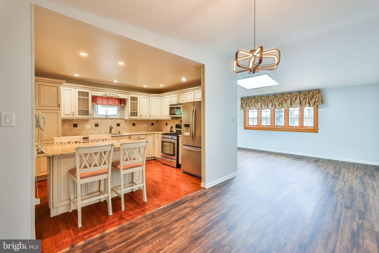 9898 Wistaria St - Photo 3 of 50