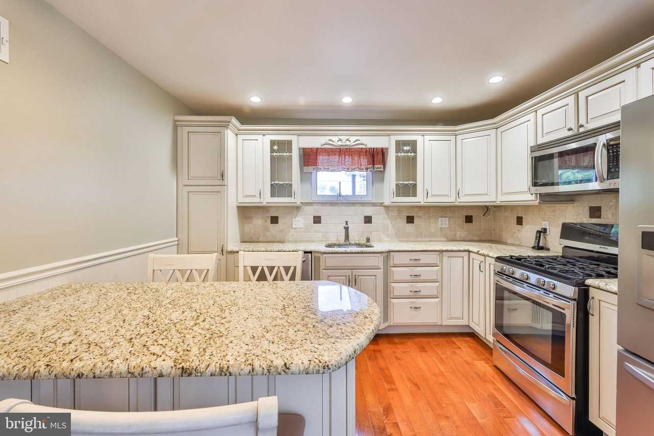 9898 Wistaria St - Photo 6 of 50