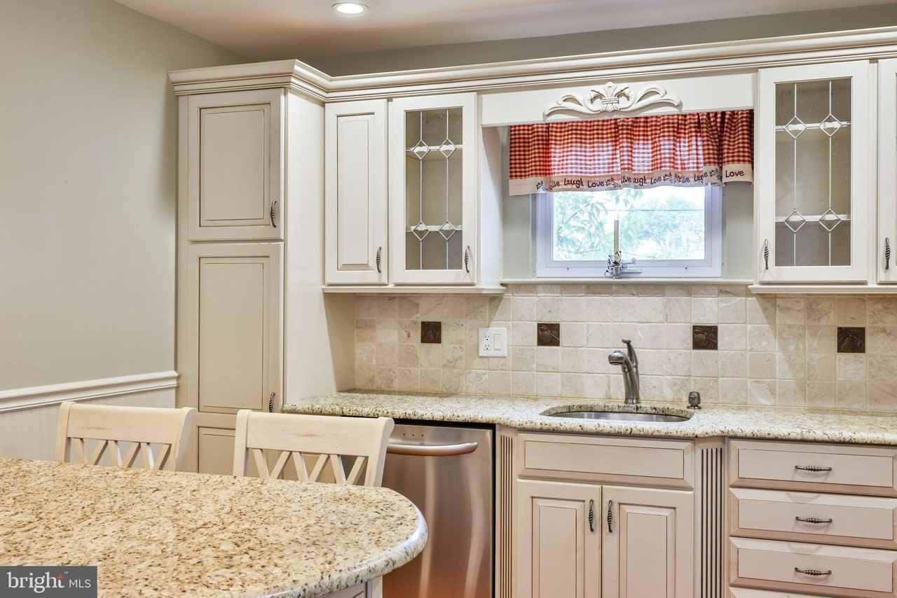 9898 Wistaria St - Photo 7 of 50