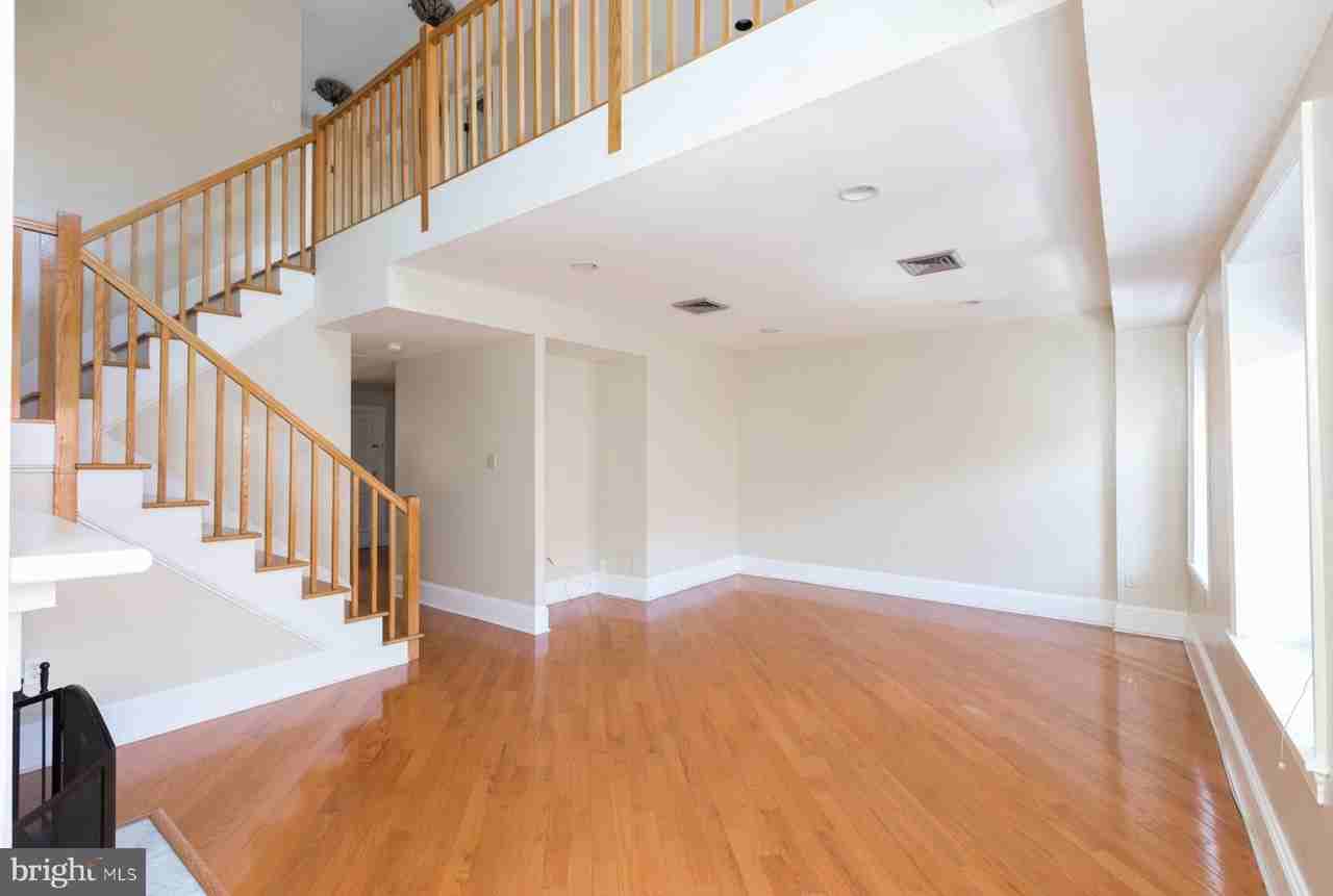 242 S 8th St #4 - Photo 4 of 29