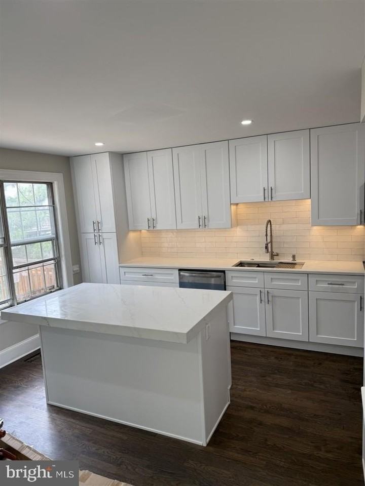 7925 Gunston Woods Pl - Photo 3 of 6