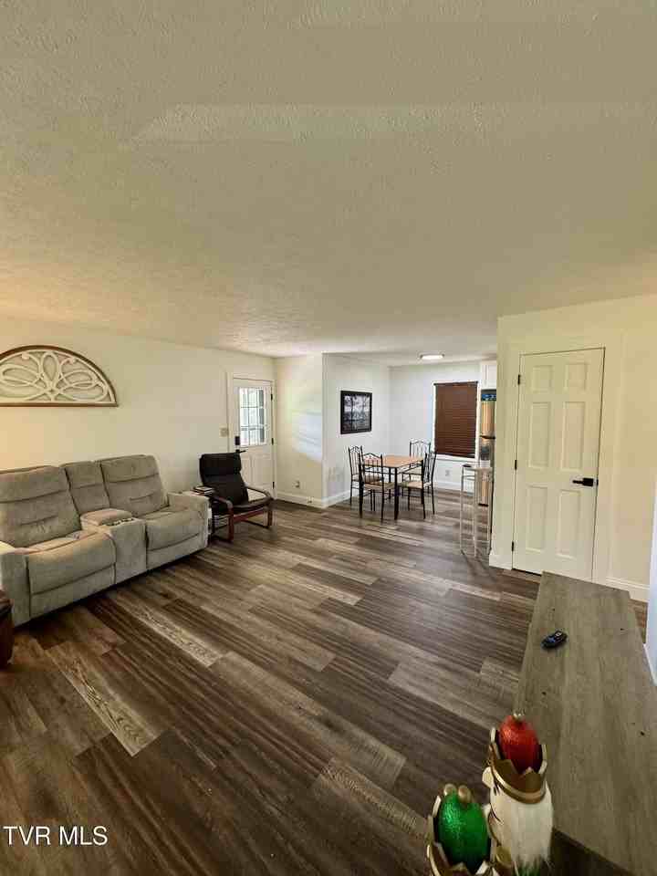 1006 Idlewylde Cir - Photo 3 of 11