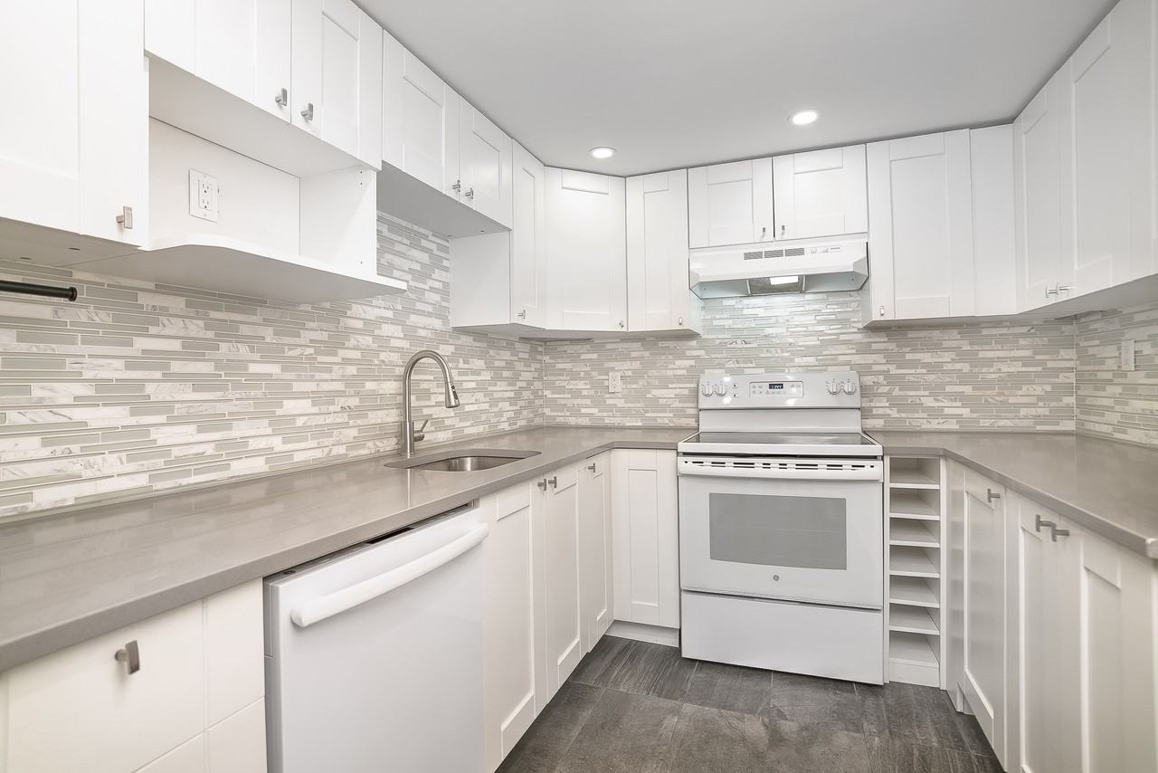 2235 Av Prud'Homme — photo 1