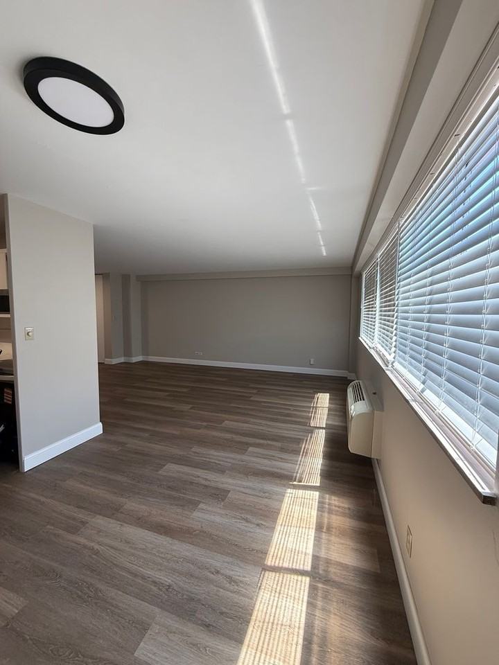 The Town House - Photo 3 of 18