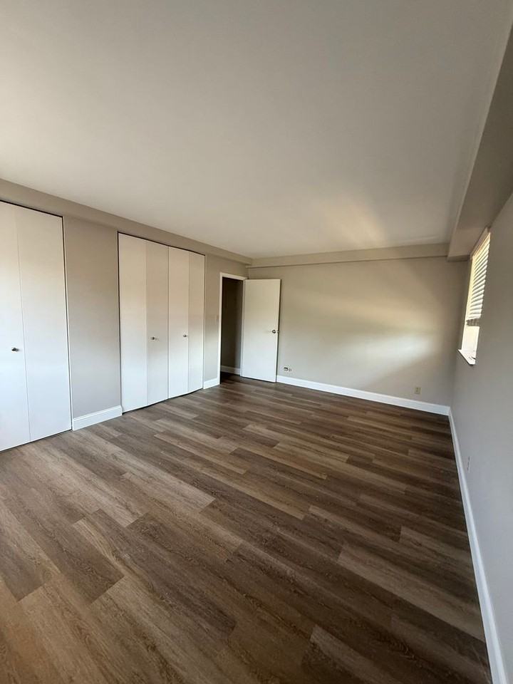 The Town House - Photo 4 of 18
