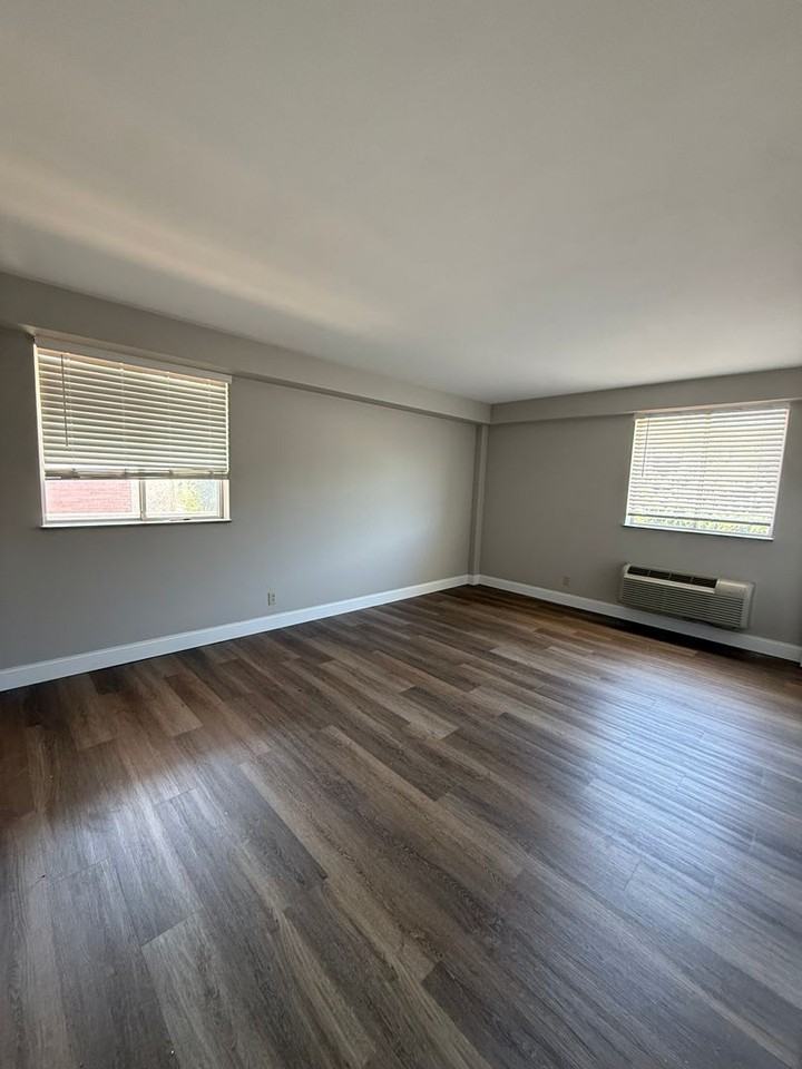 The Town House - Photo 5 of 18