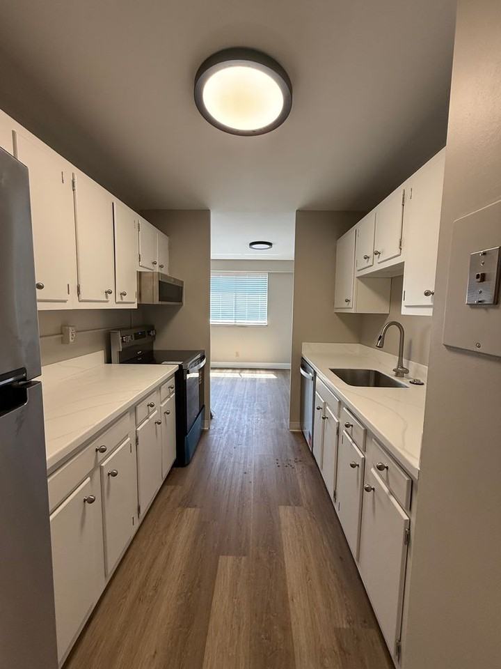 The Town House - Photo 7 of 18