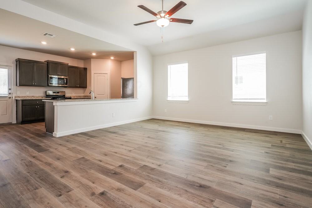 1532 Harvester Dr - Photo 4 of 16