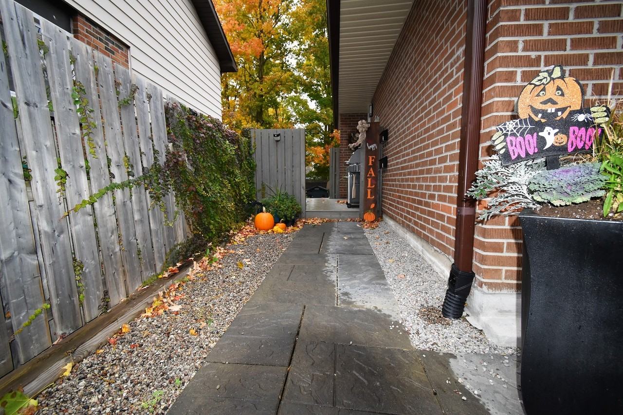 16 Woodgrove Crt - Photo 2 of 20