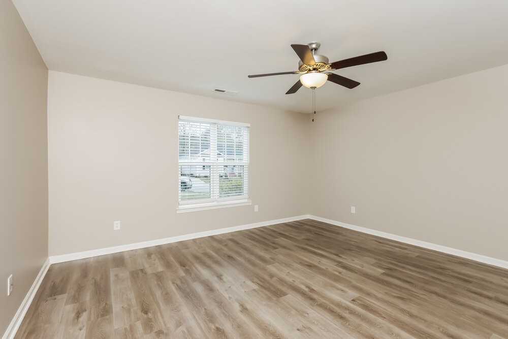 223 Caddel St - Photo 4 of 16
