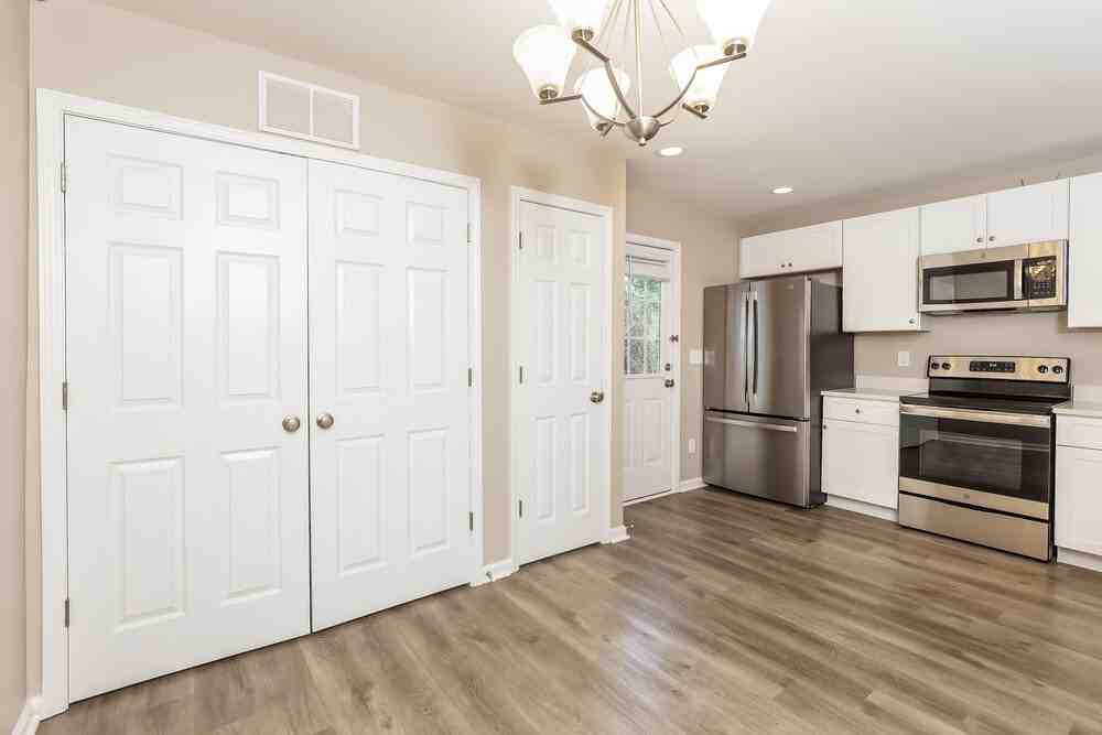 223 Caddel St - Photo 5 of 16