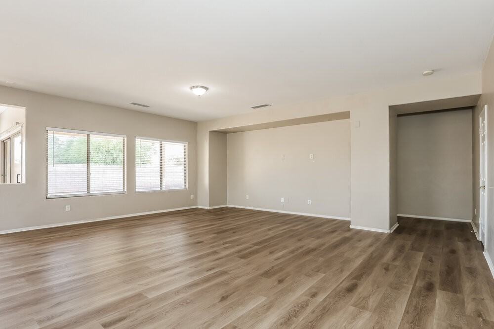 5245 W Bowker St - Photo 4 of 16