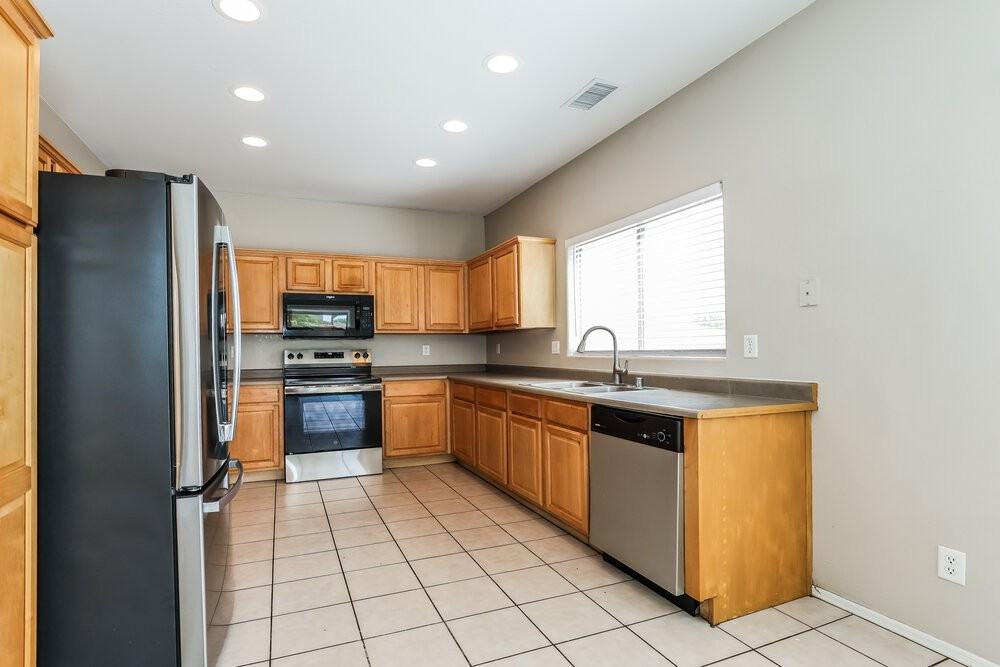 5245 W Bowker St - Photo 6 of 16