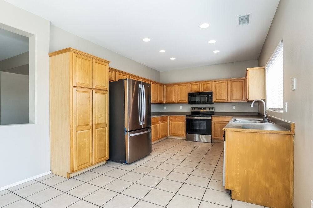5245 W Bowker St - Photo 7 of 16