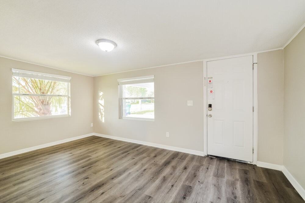 1198 Maxey Dr - Photo 5 of 19