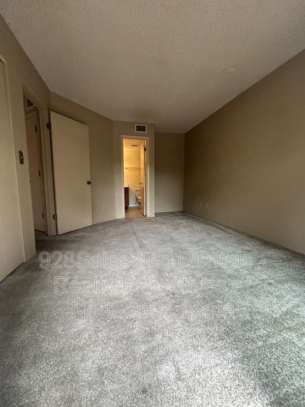 4005 N Goodwin Cir - Photo 3 of 16