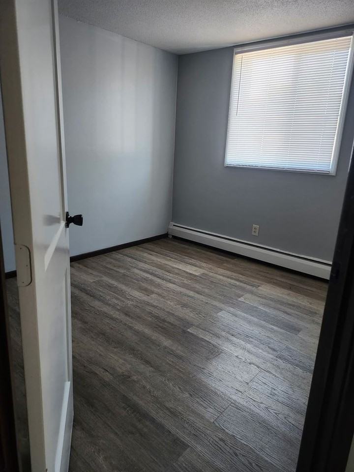 Village Green Apartment - Photo 3 of 7