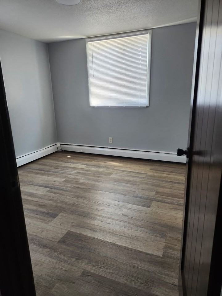 Village Green Apartment - Photo 4 of 7