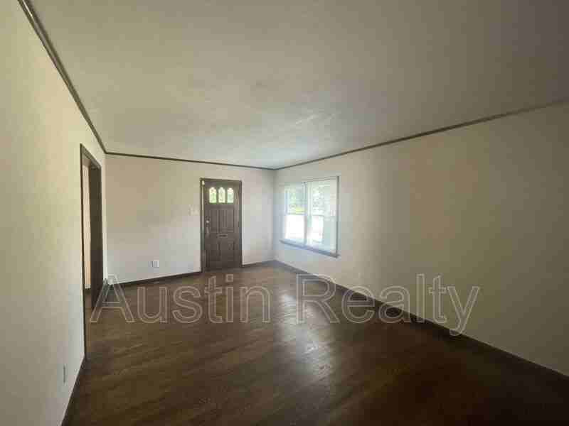 3605 Saint Gregory Ln - Photo 5 of 10