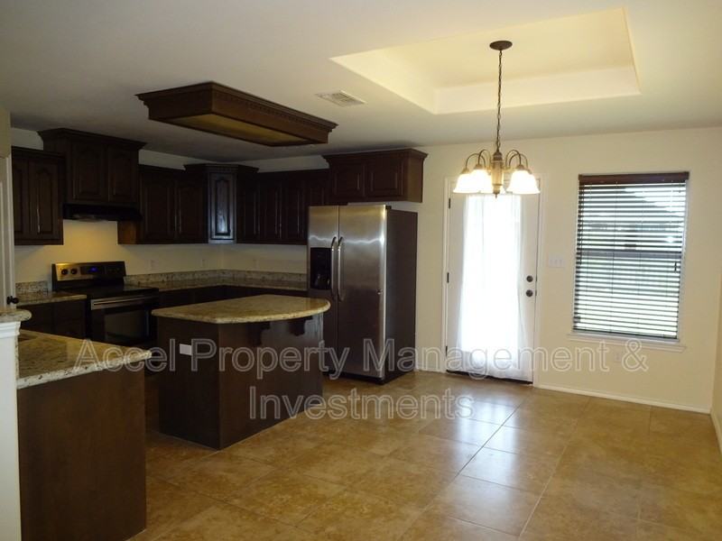 1906 Butkus Dr - Photo 4 of 14