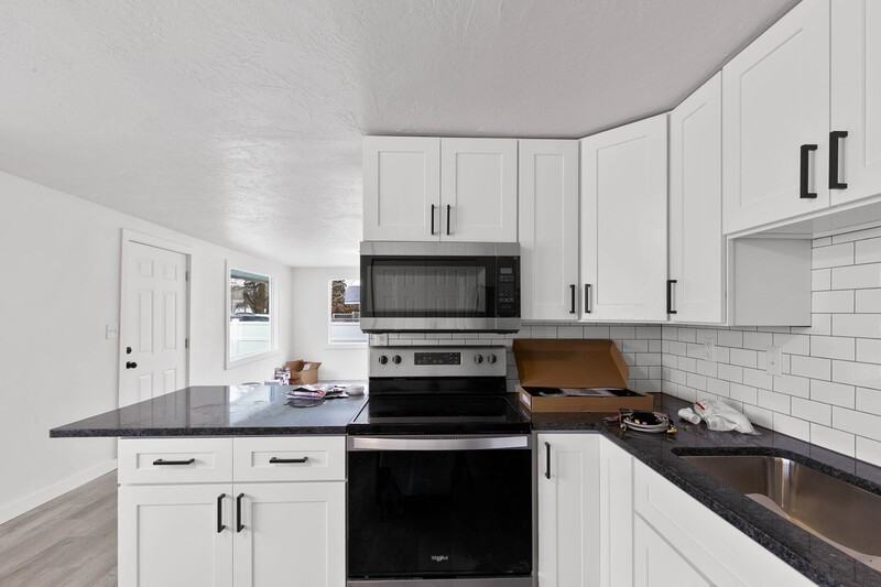 1027 S Beeman St - Photo 6 of 24