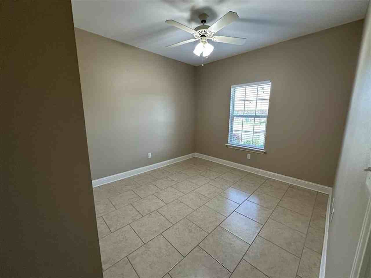 3946 Mobley Cir - Photo 3 of 23