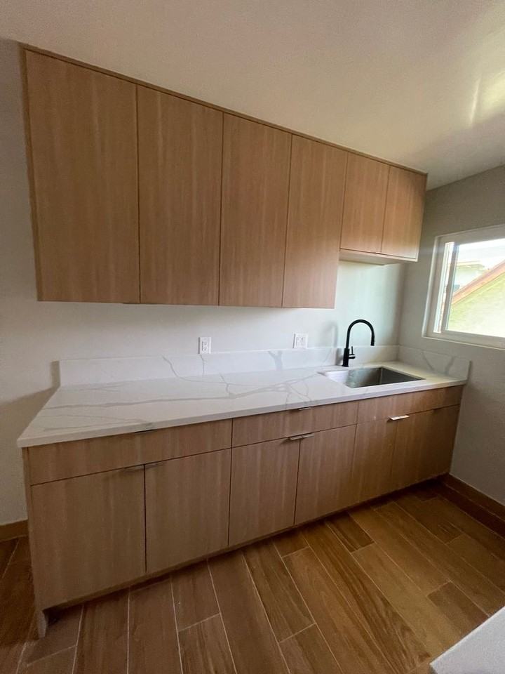 MANHATTAN LUXURY APARTMENTS LLC - Photo 4 of 12